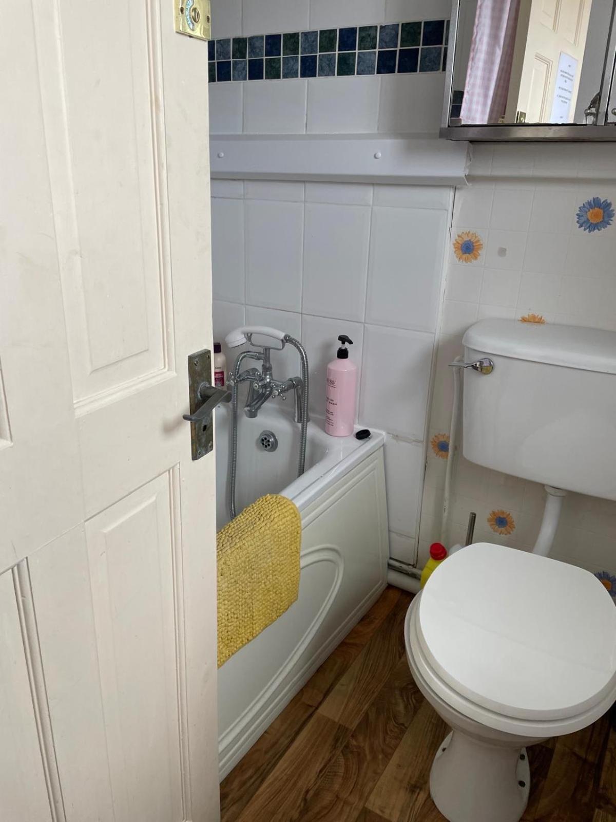 Room Only Guest Accommodation, Guest House Self Catering Bangor  Eksteriør bilde