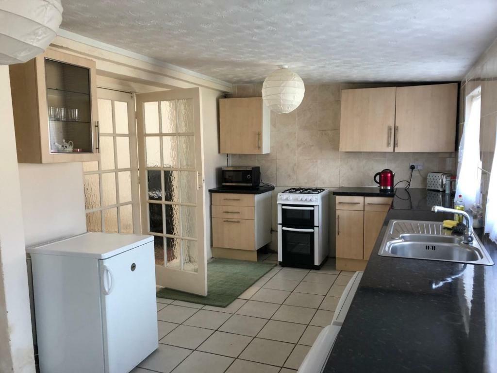 Room Only Guest Accommodation, Guest House Self Catering Bangor  Eksteriør bilde